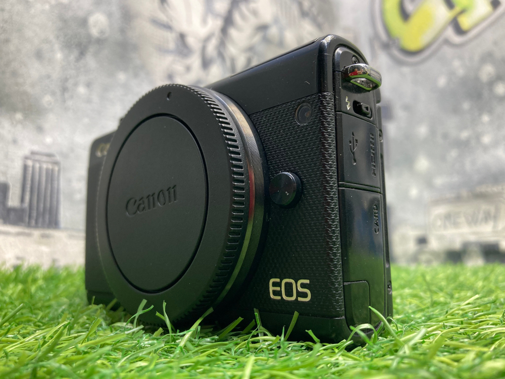 Canon EOS M100