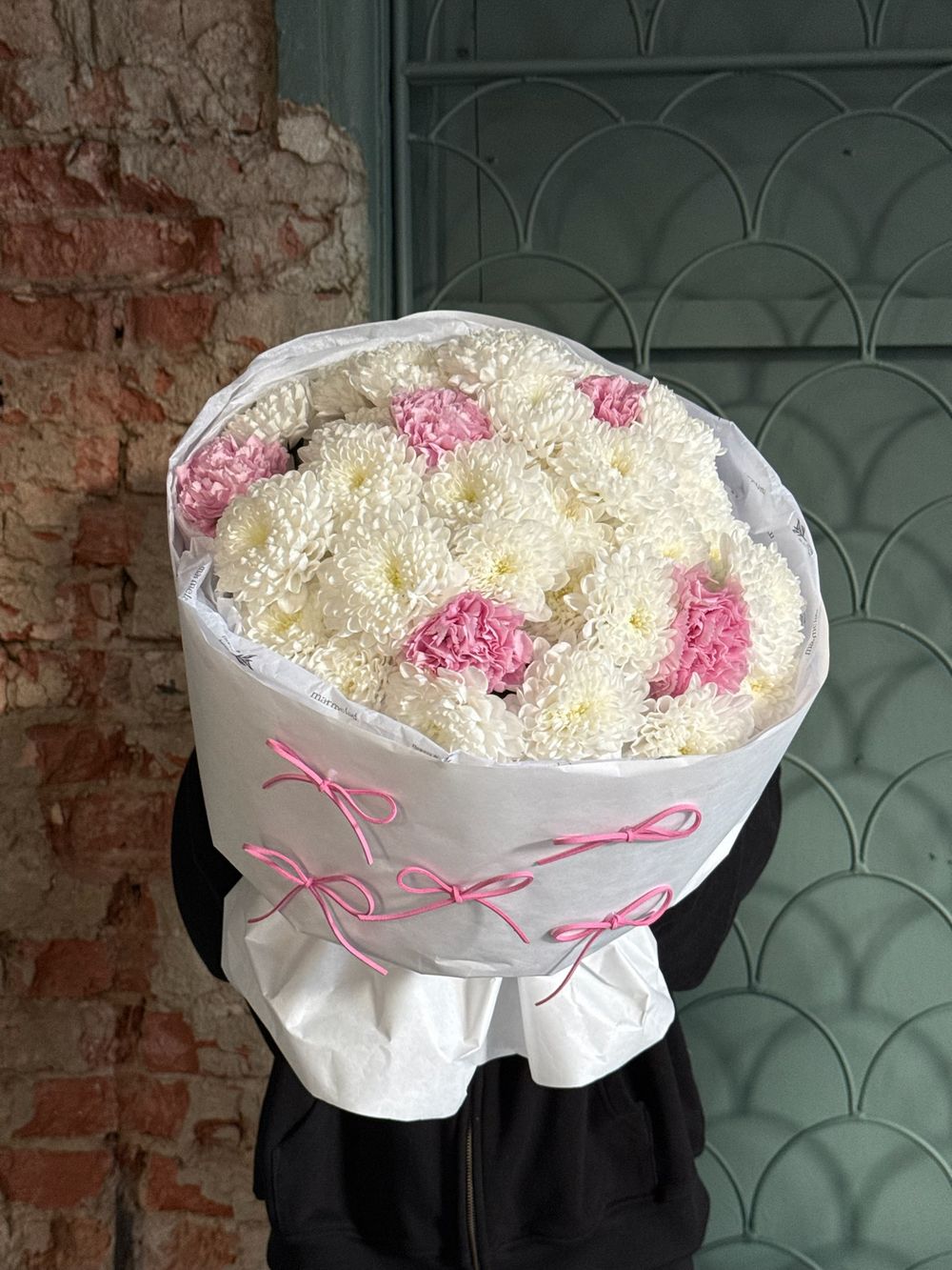 Букет из диантусов и хризантемы