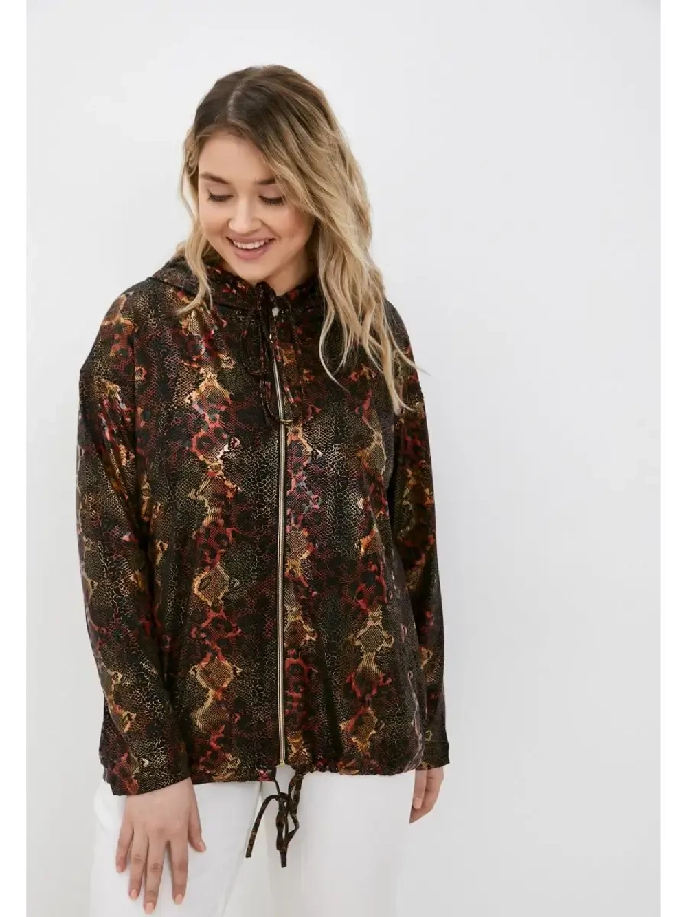 Ветровка с капюшоном