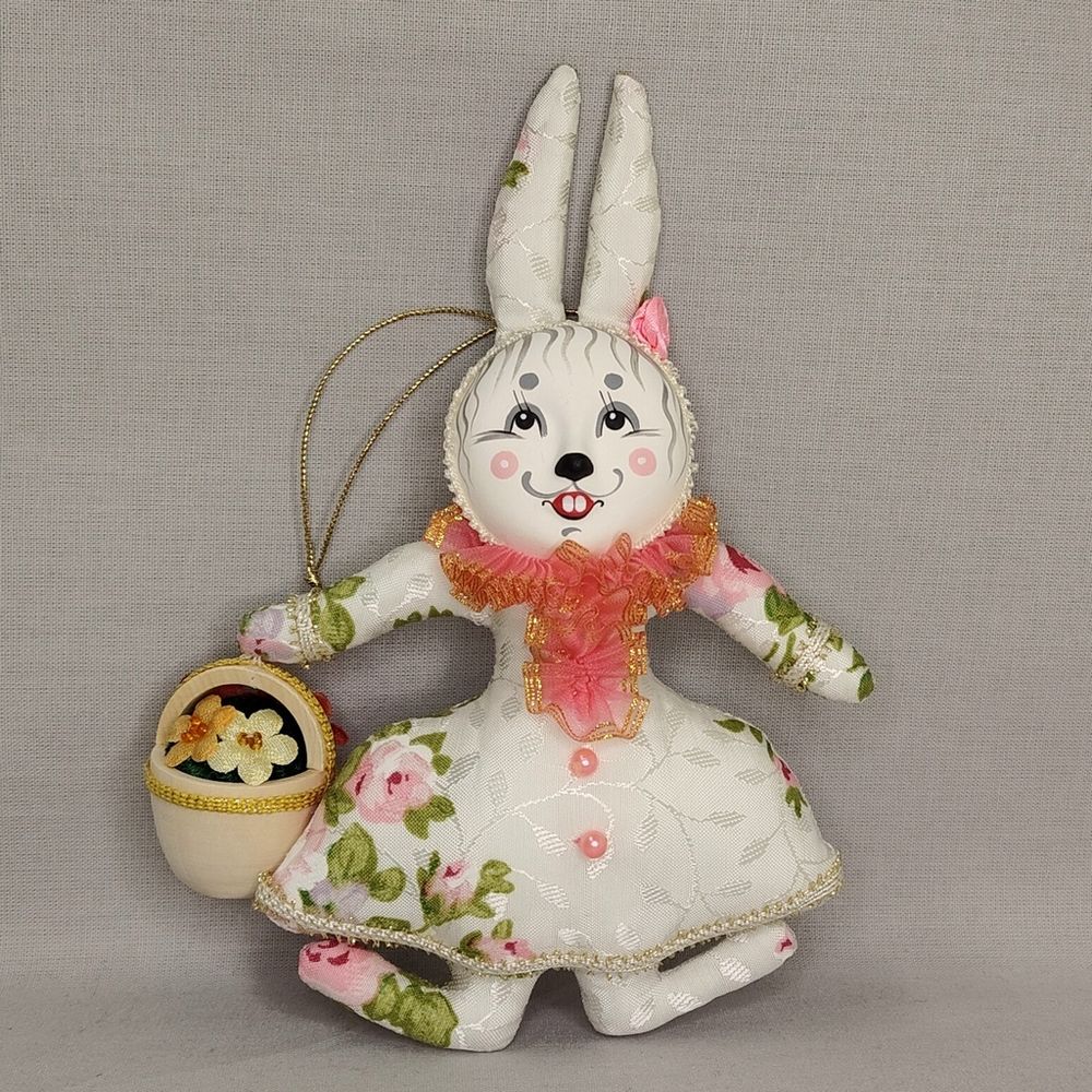 Ёлочная игрушка Крольчиха с корзинкой