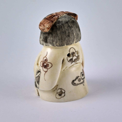 Нэцкэ Девочка с волшебной мантией и пером