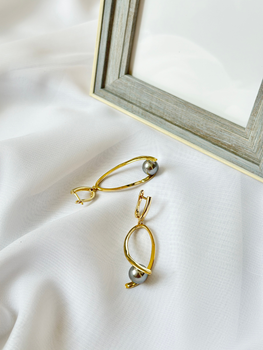 Серьги большие треугольники с серой жемчужиной, оттенок золото