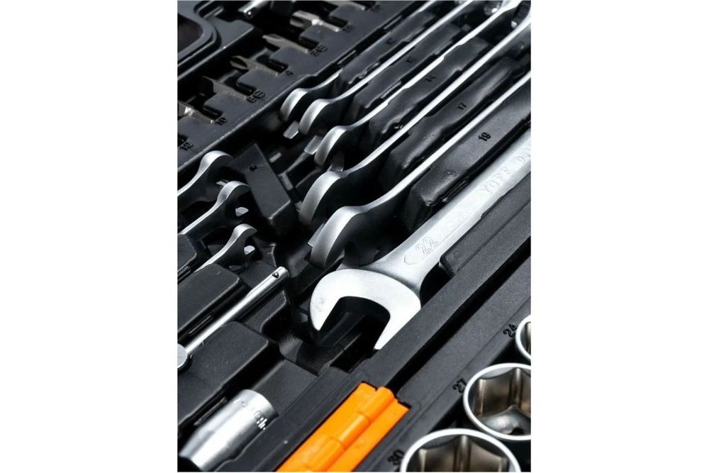 Набор инструментов, 1/2 , 1/4 , CrV, пластиковый кейс 82 предмета Вихрь