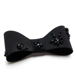 Бант-бабочка с декором из черных цветов