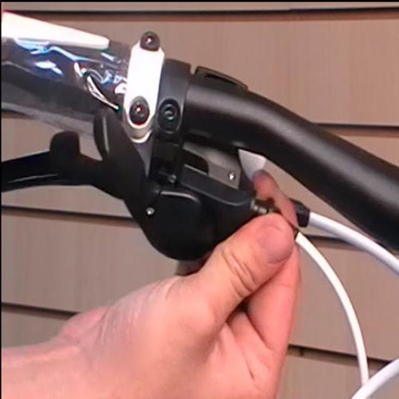 Замена тросика переключения. Ручка тормоза для велосипеда стелс. Тормоза Shimano электровелосипед. Переключатели скоростей на руле w203.040. Тросики для велосипеда стелс скоростник для переключателя скоростей.
