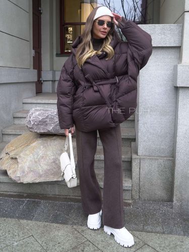 Пуховик летучая мышь с поясом в шоколадном цвете