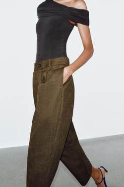 ZARA УКОРОЧЕННЫЕ БРЮКИ С ЗАЩИПАМИ — ZW COLLECTION, ХАКИ