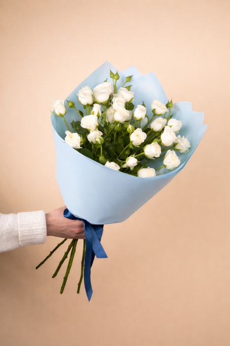 Букет из кустовой розы "Сноу Блоссомс" (в упаковке)