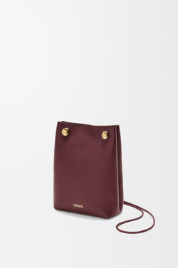 Loewe Сумка-мешок Pebble из гладкой телячьей кожи, бургунди