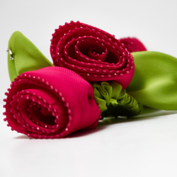 Резинка-роза фуксия с листочком