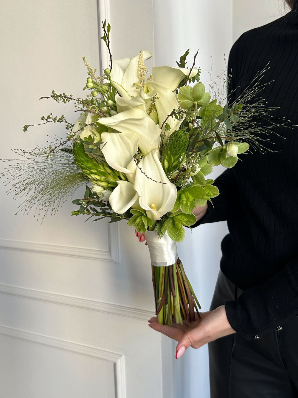 Свадебный букет из калл, орнитогалума, хелеборуса и паникума