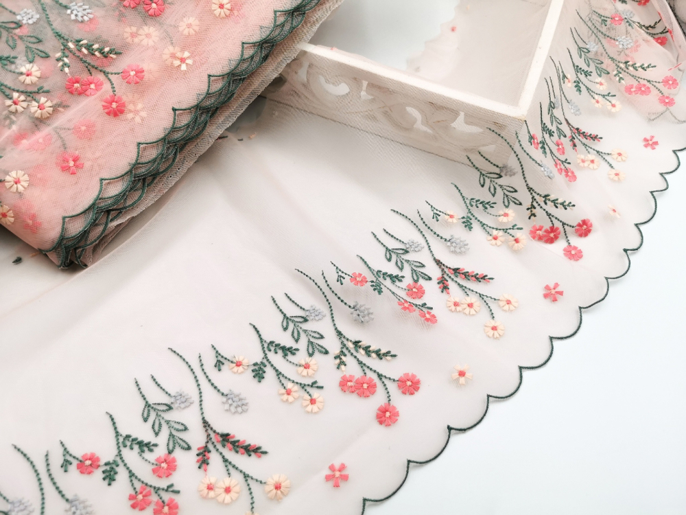 Вышивка на сетке, 22 см, ЛЕВАЯ, цветы на нежно-розовом фоне (Артикул: VS-2021), м