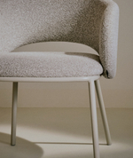 Стул Maina из плотной бежевой шенилловой ткани и стальными ножками бежевого цвета