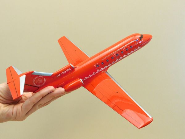 Модель самолета Як-40 (масштаб 1:72)