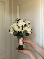 Свадебный букет из диантусов, эвкалипта, кустовых пионовидных и одноголовых роз