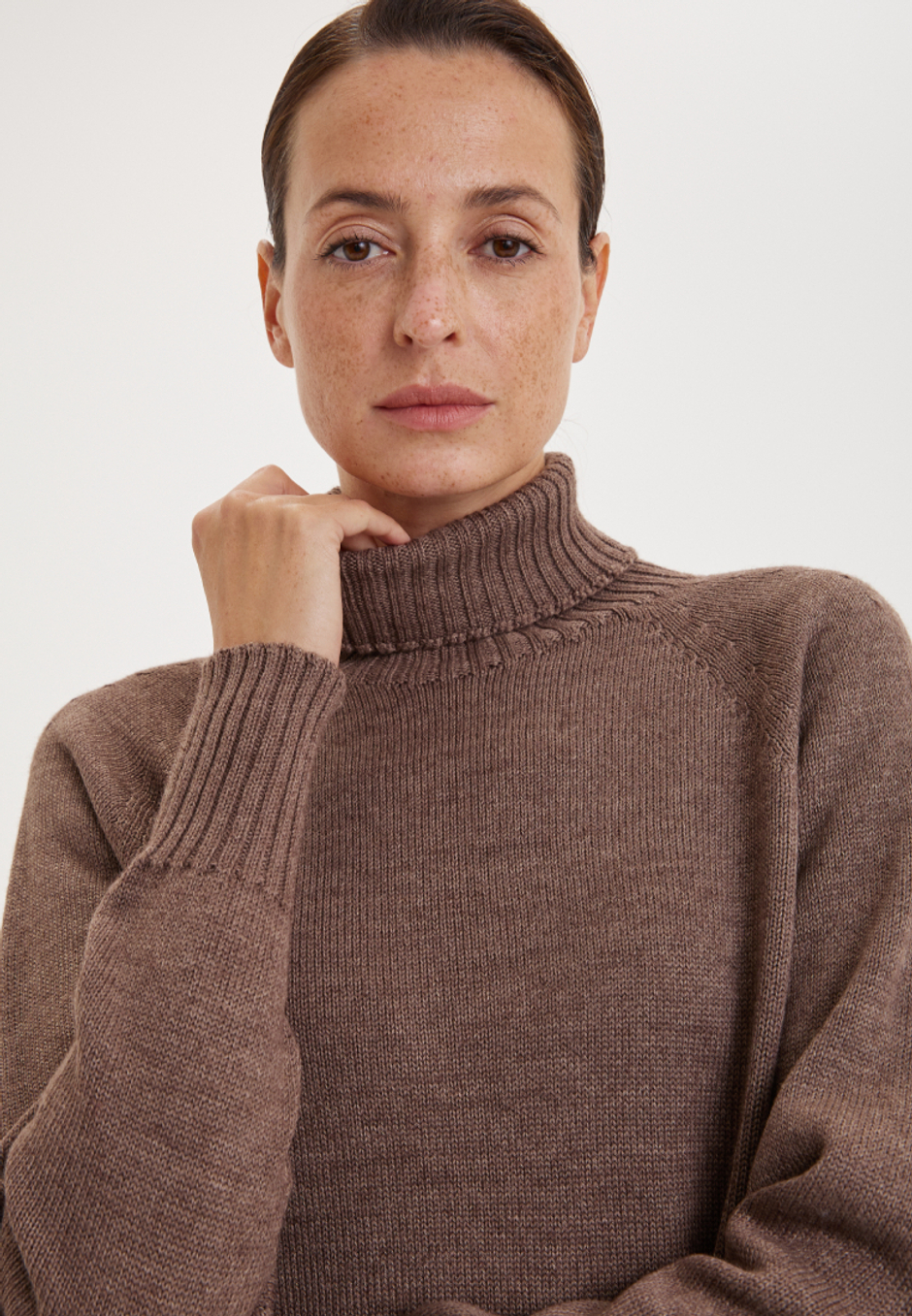 Свитер с высокой горловиной в рубчик