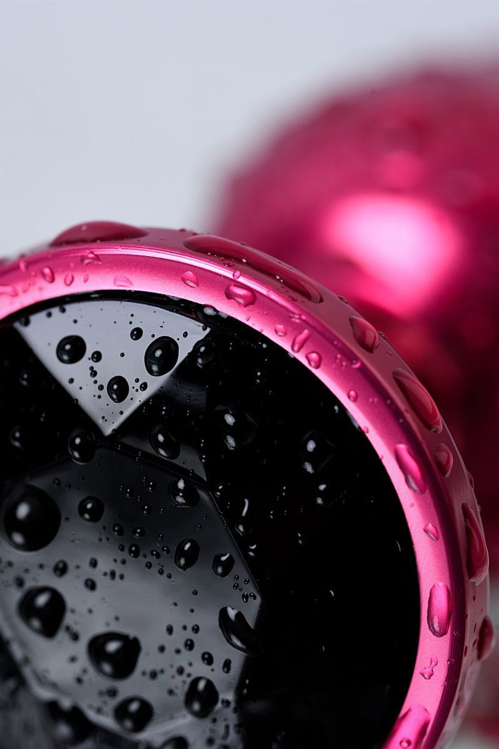 Красная анальная пробка с кристаллом черного цвета - 7,2 см.