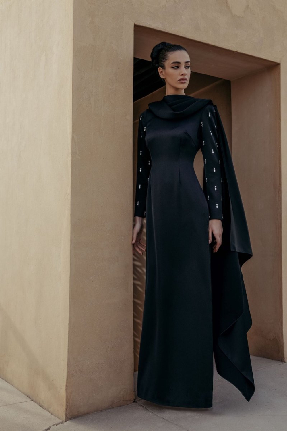 Платье макси сатиновое с драпированным воротником и вышивкой на рукавах