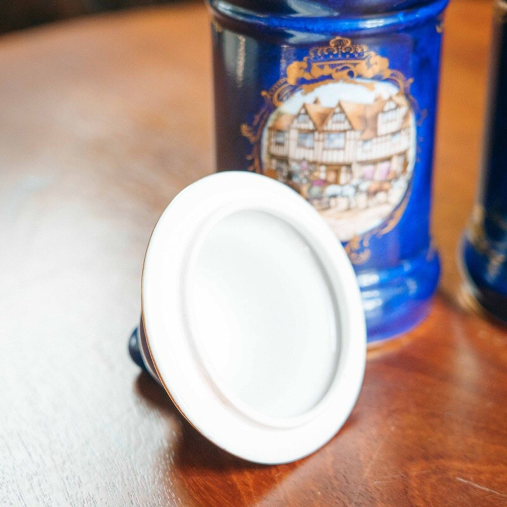 Пара декоративных банок для сыпучих продуктов