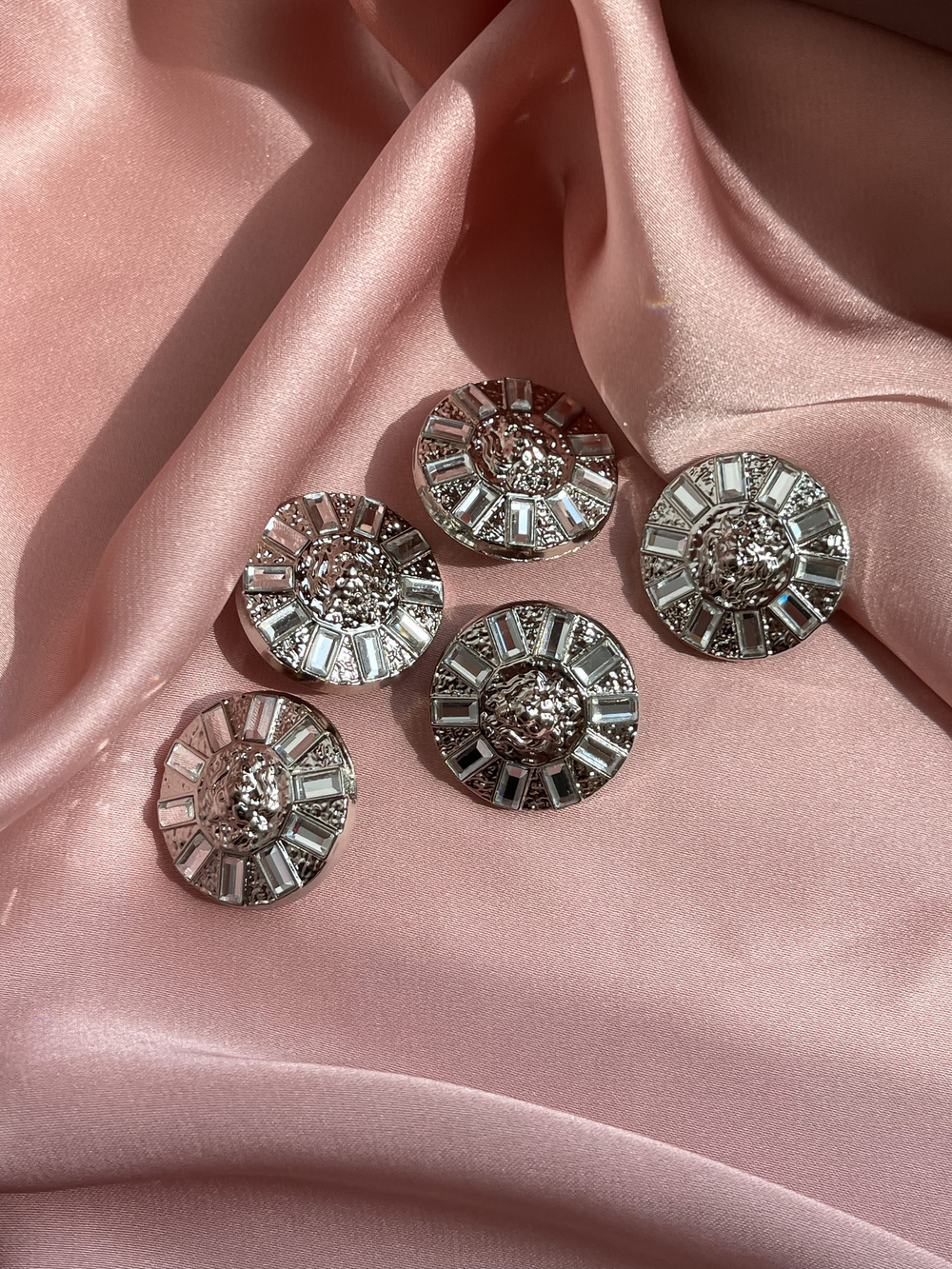 Пуговицы Бмн. серебристые с зеркальными деталями