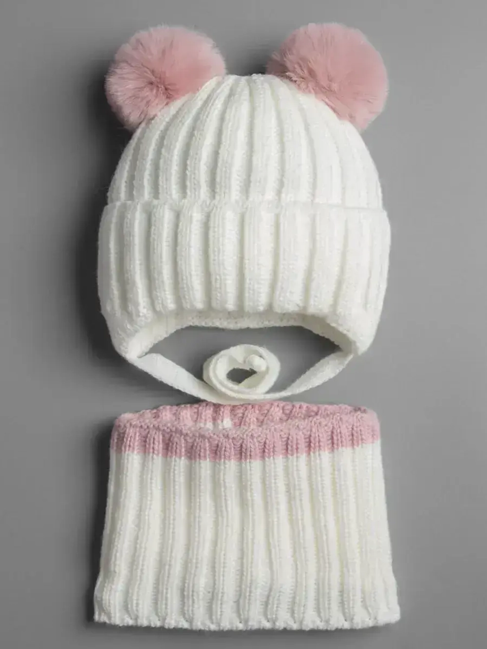 Шапка зимняя для девочки со снудом и помпонами