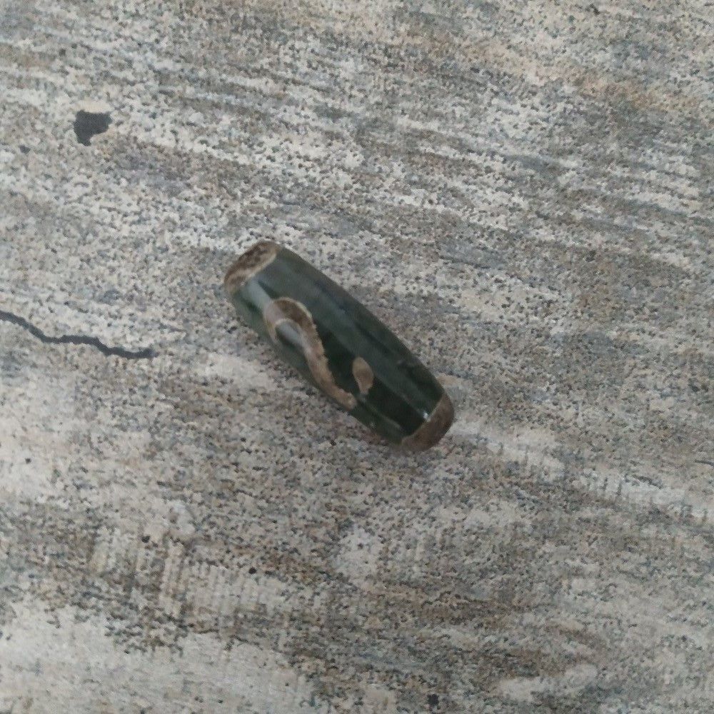 Бусина Дзи Денежный крючок, коричневый на зеленом, агат, бочонок, 10x30 мм, в пакетике