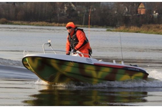 Лодка LAKER 410 пластиковая моторно-гребная с креслом, центральной консолью и реллингами (камуфляж)