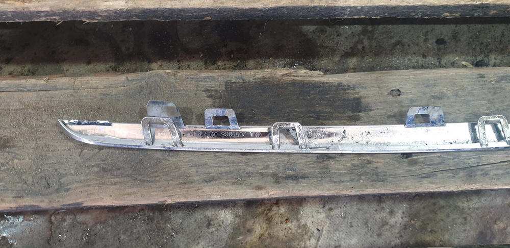 Молдинг решетки радиатора Mercedes C-Class W205 14-18 Б/У Оригинал A2058880173