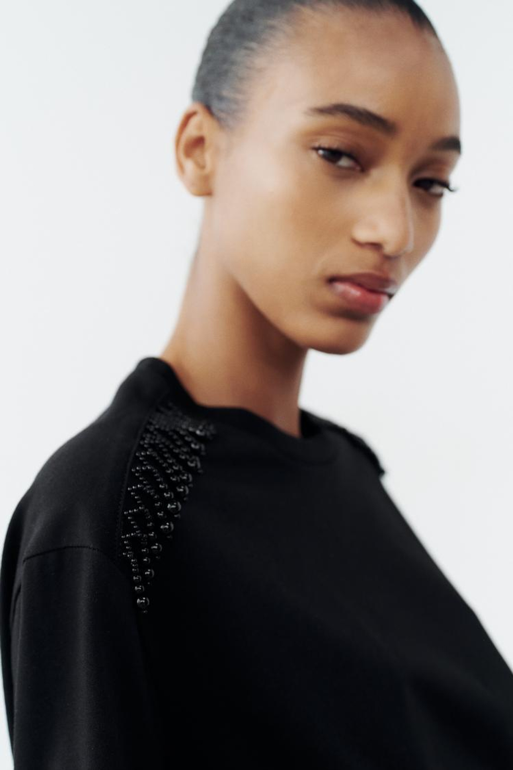 ZARA ФУТБОЛКА СО СТРАЗАМИ НА ПЛЕЧАХ, ЧЕРНЫЙ