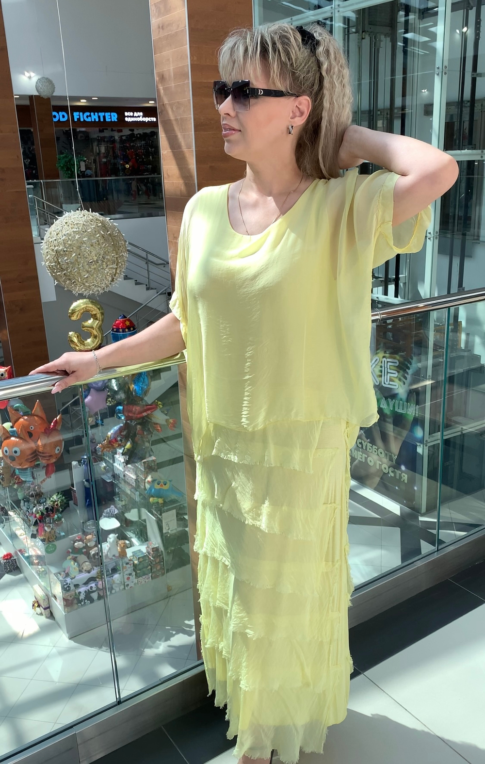 Желтое шелковое платье с шифоновой "рванкой"