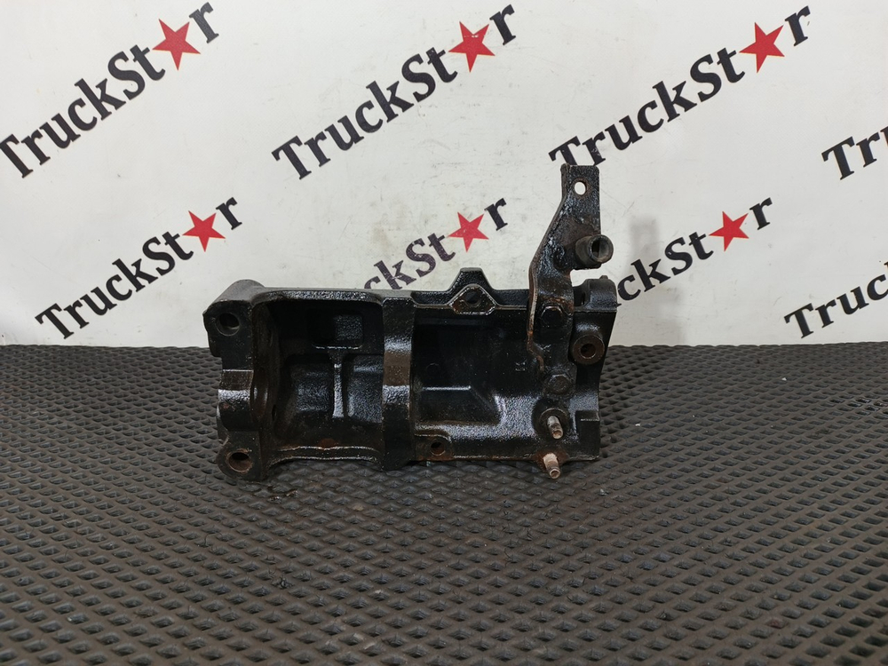 Кронштейн бампера правый