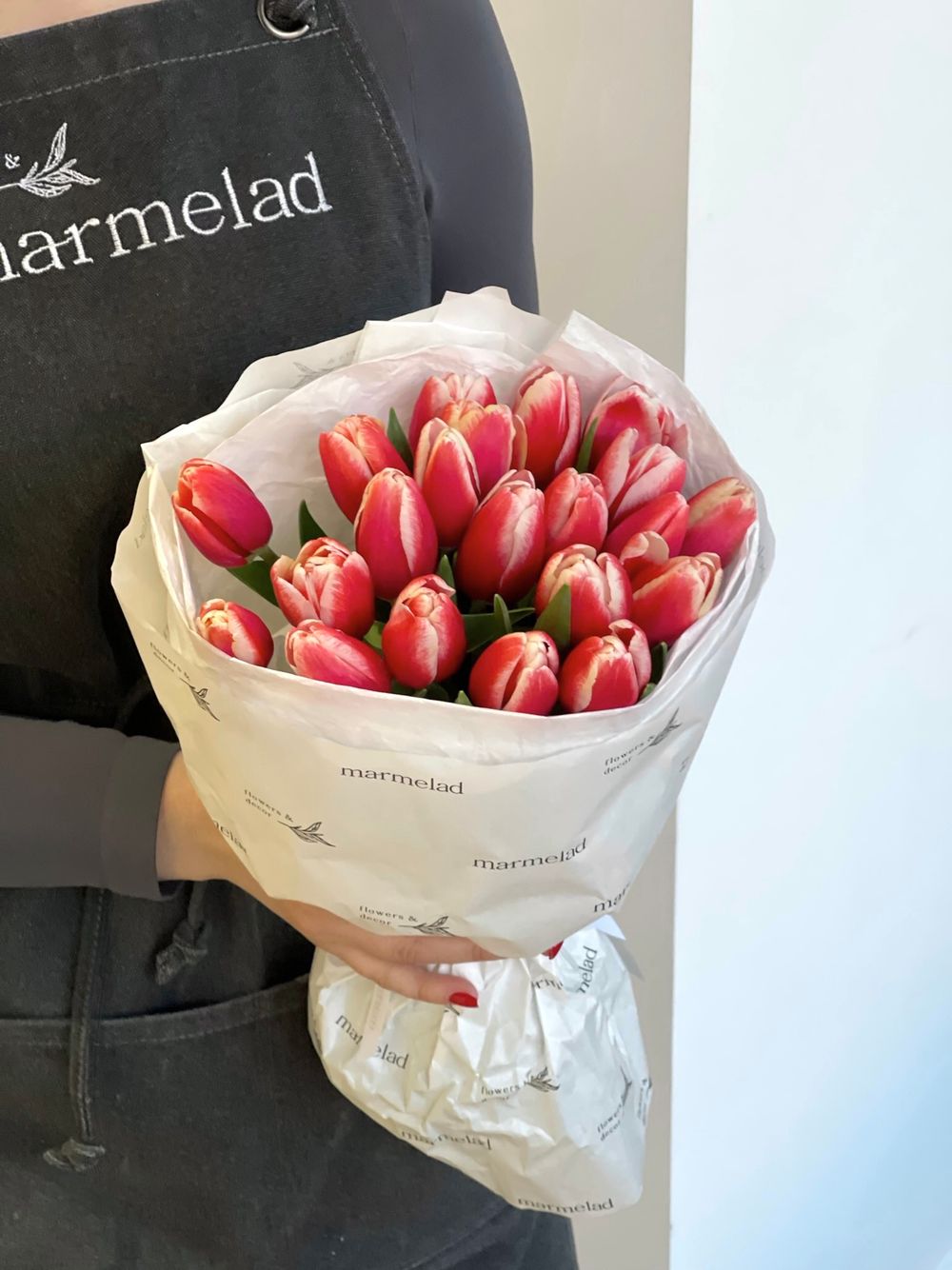 Букет из 21 классического красно-белого тюльпана