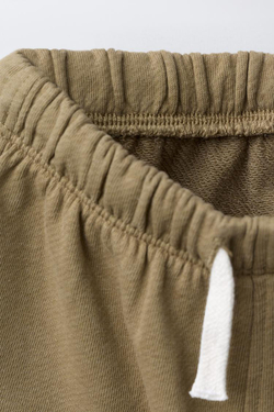 ZARA ШОРТЫ ИЗ МЯГКОЙ ТКАНИ С НАДПИСЬЮ, ХАКИ