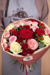 Букет «Сочные розы» (розы кустовые, гиперикум, эвкалипт, розы одноголовые трех оттенков)