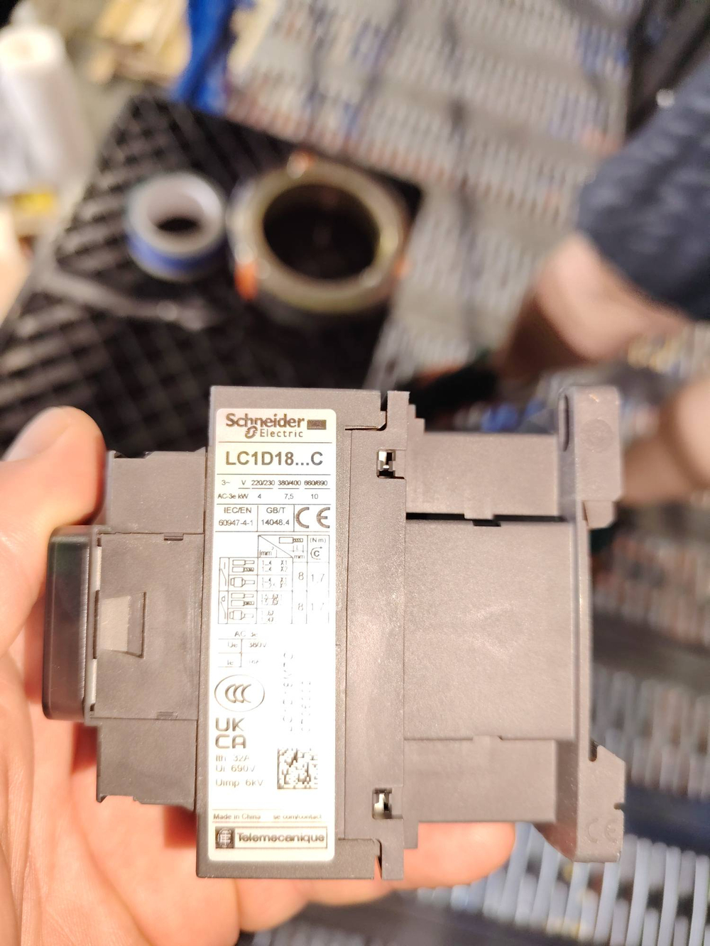 803705273 Контактор LC1-D18M7C Schneider Electric