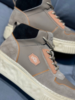 UGG