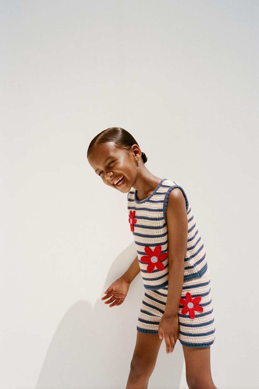 ZARA ТРИКОТАЖНЫЙ ТОП В ПОЛОСКУ С ЦВЕТОЧНЫМ РИСУНКОМ, ЭКРЮ/СИНИЙ