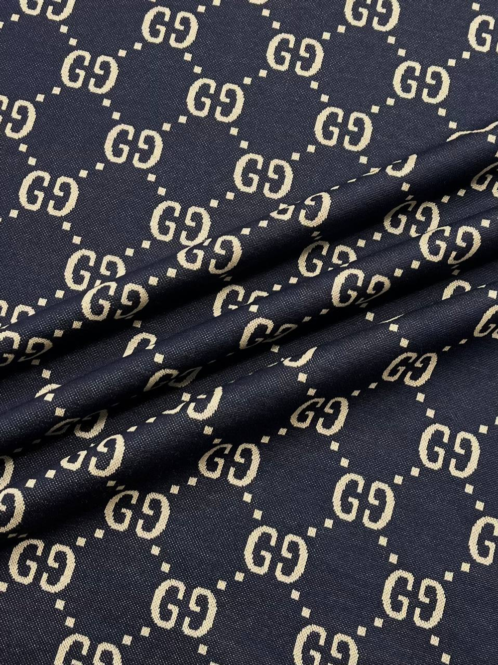 Трикотаж хлопковый Gucci синий с крупным дизайнерским принтом