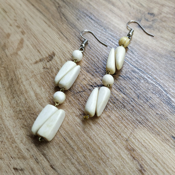 Серьги Клинышки, дерево, цвет молочный