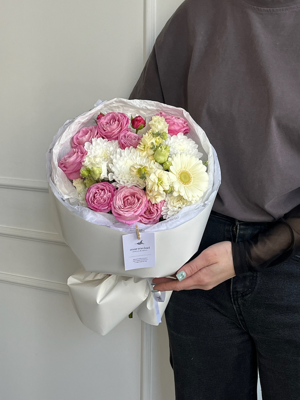 Букет из кустовой пионовидной розы, хризантемы и герберы и маттиолы