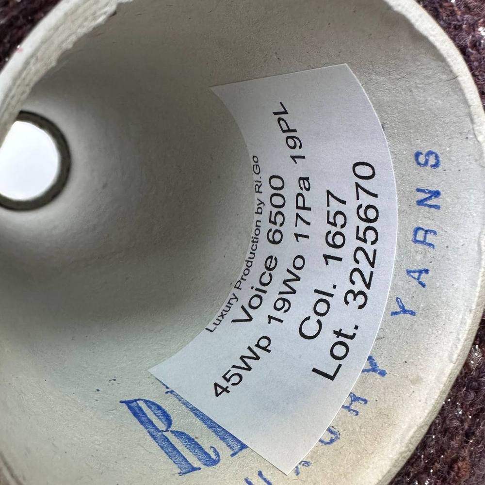 VOICE - Ri.Go; 45% альпака, 19% меринос, 17% п/а, 19% люрекс; 650м/100гр; Букле мелкое, col.16570, цвет: припыленный инжир с серебристыми шишками; S504