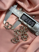 Пуговицы серебристые крендельки-сердечки со стразами