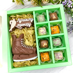 Шоколадный подарок "Лучшему тренеру. Хоккей": фигурка и 8 конфет ручной работы