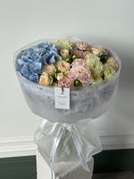 Букет из гортензии, диантусов, хризантемы, лизиантуса и оксипеталума