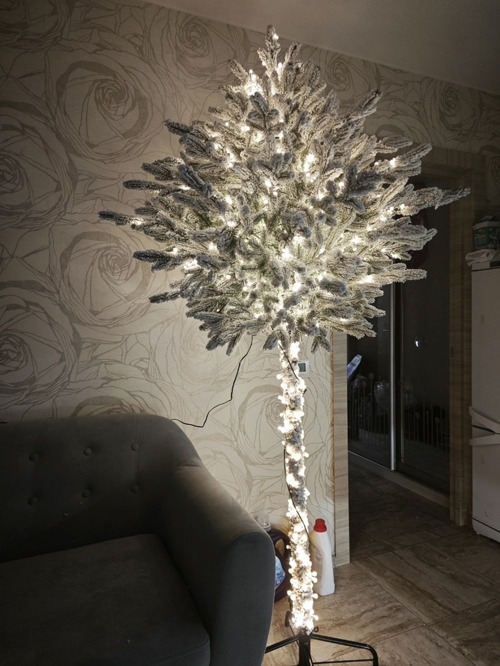 ель на ножке, заснеженная "Торшер" с встроенной гирляндой