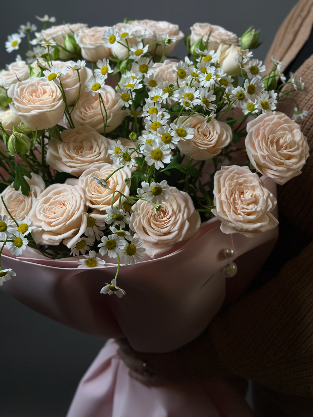 Дуо букет « Кустовые розы и ромашки»