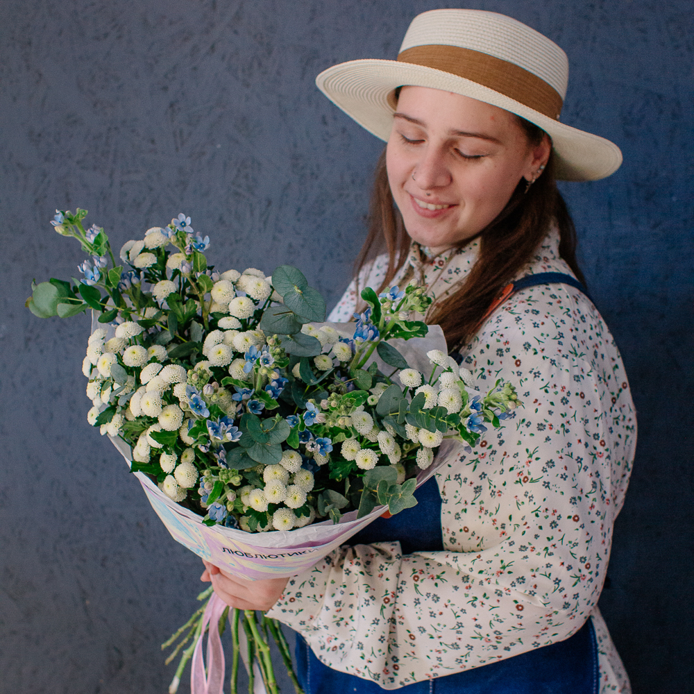 142. Романтичный стойкий букет с оксипеталумом и сантини