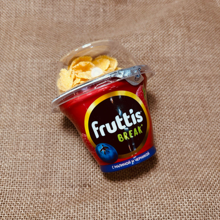 Йогурт «Fruttis Break» малина-черника 2,5% 175 г