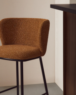 Полубарный стул Ciselia из терракотового шенилла с ножками из черной стали