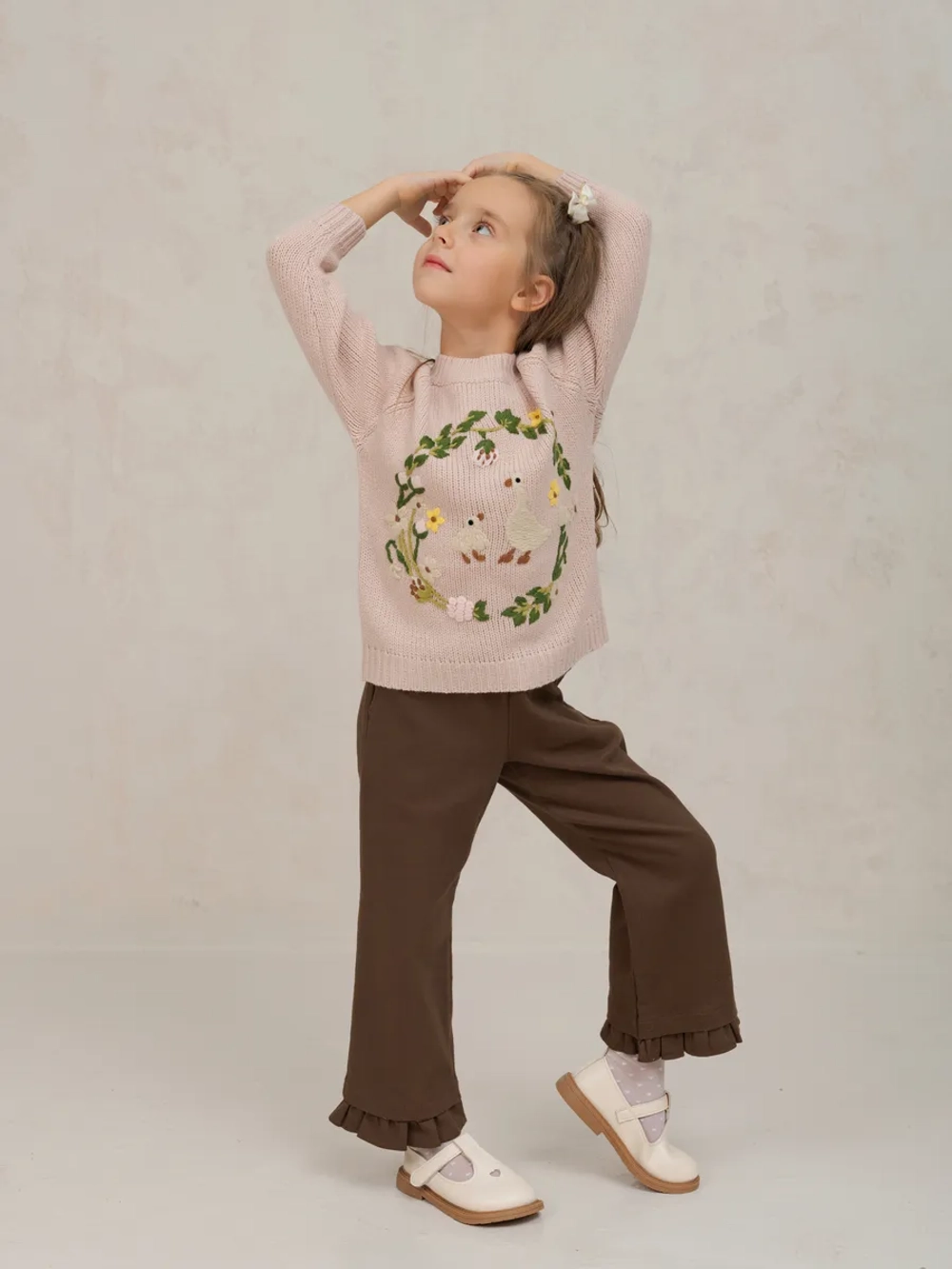 Джемпер вязаный для девочки с вышивкой